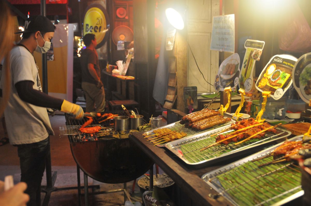 chiang mai thailanda bazarul de noapte