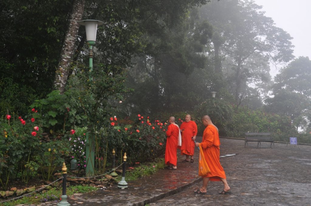 Bhubing Palace gradina chiang mai thailanda călugări budiști
