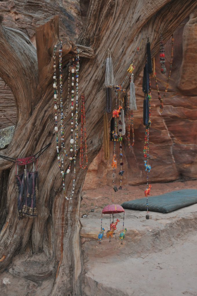 petra obiective turistice iordania beduini localnici bijuterii