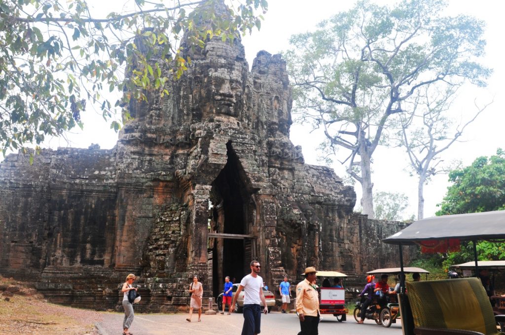 templul bayon angkor thom obiective turistice cambodgia siam reap poarta de sud