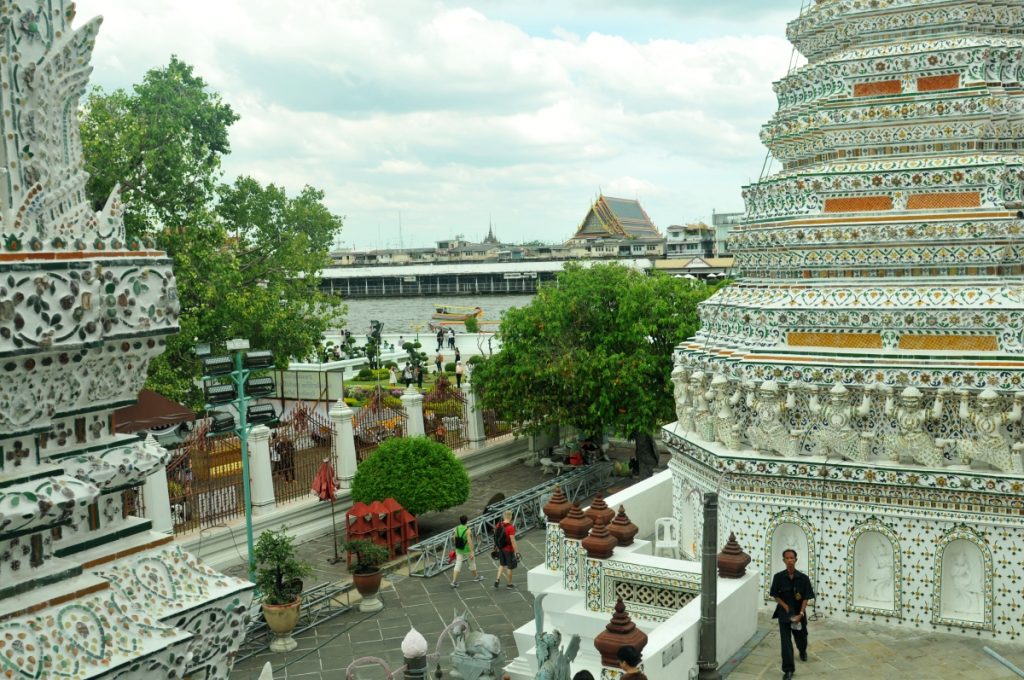 wat arun temple in bangkok thailanda