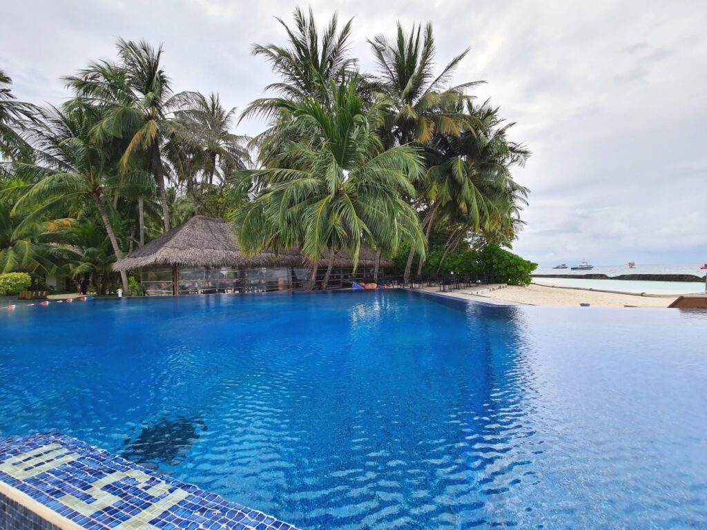 infinity pool kuramathi maldive