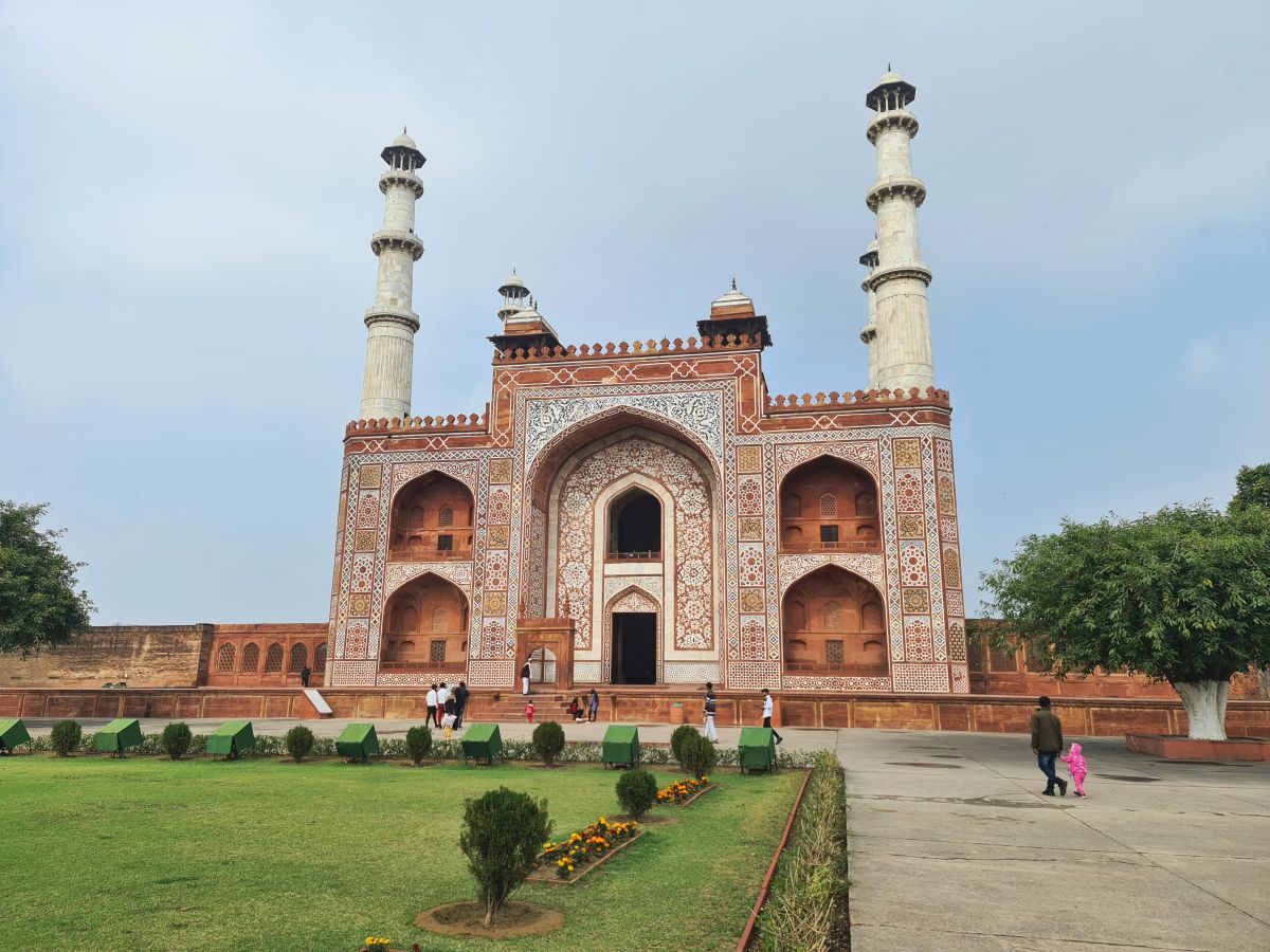 agra obiective turistice mormantul akbar