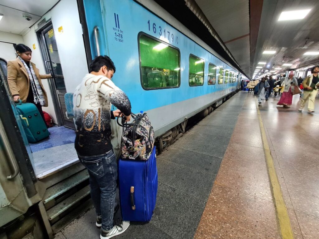 transport india gară tren