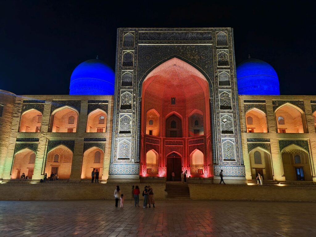 obiective turistice uzbekistan bukhara medresa Mir i Arab